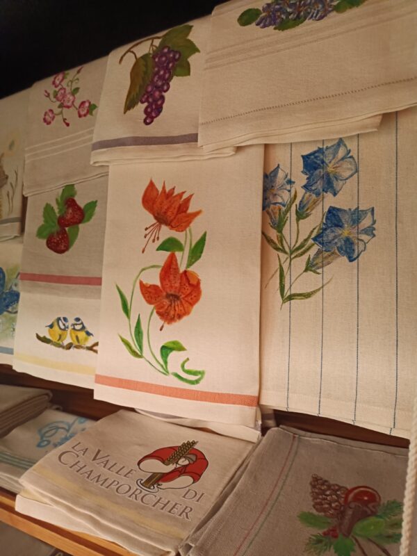 Tea towel, corsie e runner dipinti a mano
